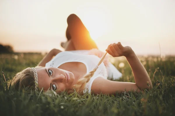 Mooie jonge vrouw — Stockfoto