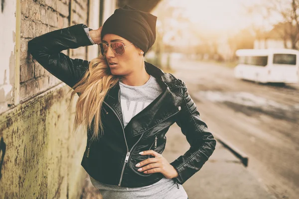 Blond vrouw draagt zonnebril — Stockfoto