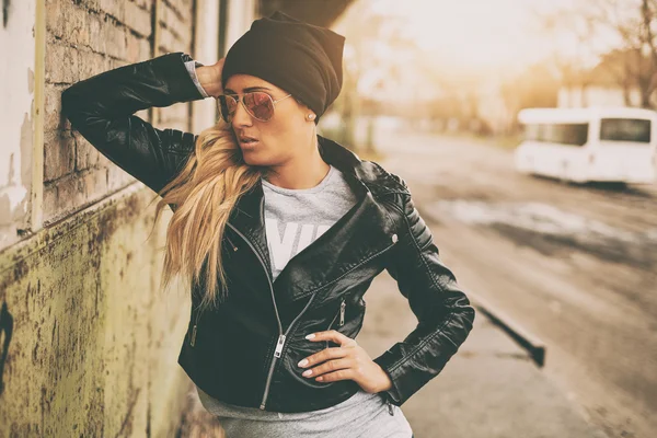 Mujer rubia con gafas de sol — Foto de Stock