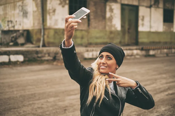 Mujer rubia hacer selfie — Foto de Stock