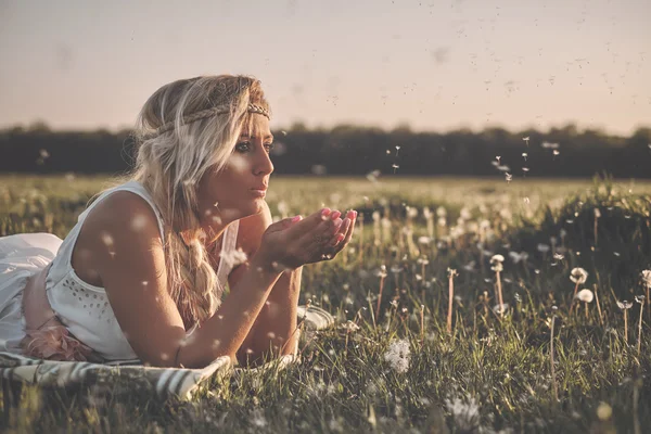 Bella giovane donna — Foto Stock