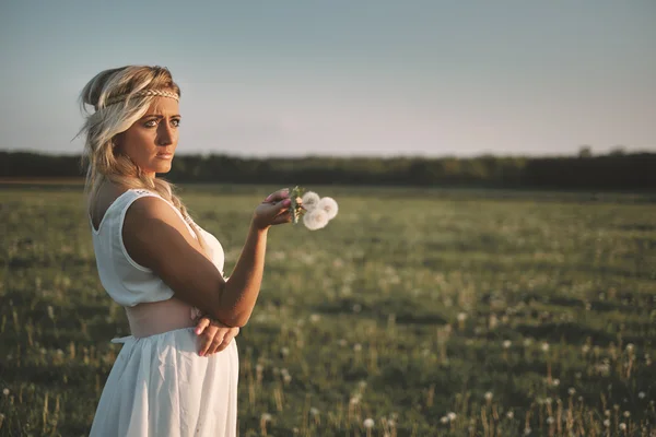 Schöne junge Frau — Stockfoto