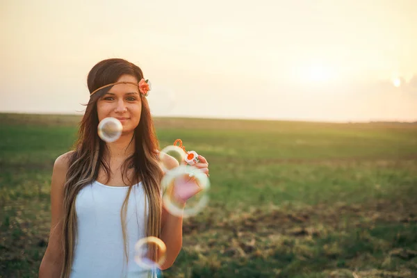 Jonge vrouw blazen bubbels — Stockfoto