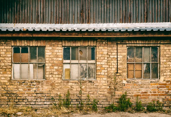 Abandoned industrial buildings — Stock Photo, Image