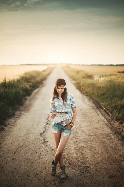 Chica hippie viajero mirando en el mapa — Foto de Stock