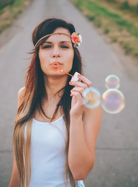 泡を吹いて若い女性 — ストック写真
