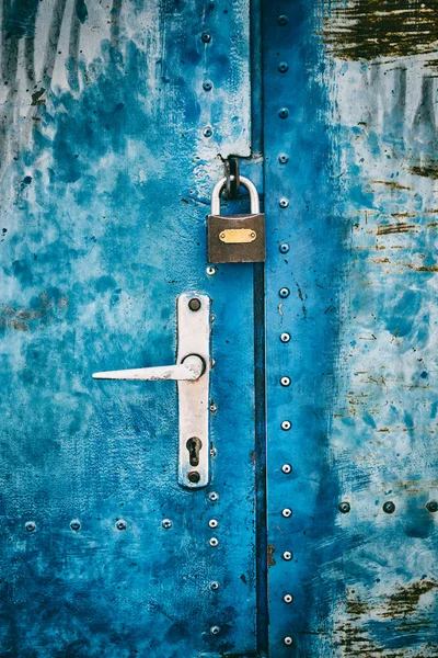 Porta blu graffiata — Foto Stock