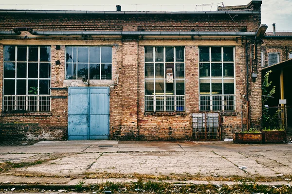 Abandoned industrial buildings — Stock Photo, Image