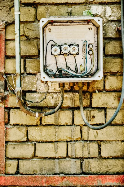 Distribuidor de energía eléctrica oxidado roto — Foto de Stock