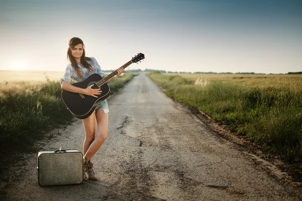 Viajante hippie menina com guitarra — Fotografia de Stock