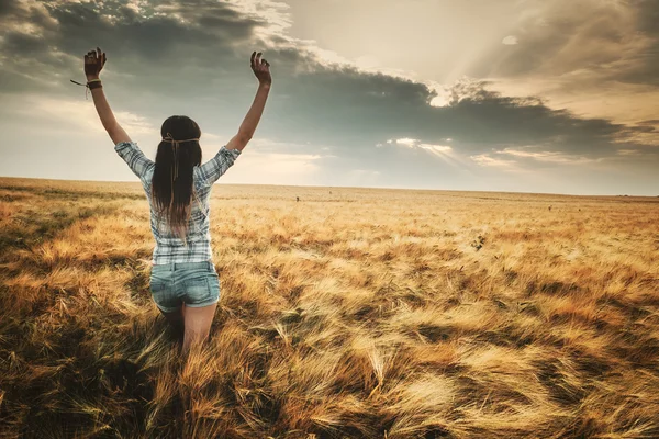 Junge, brünette Frau auf dem Feld — Stockfoto