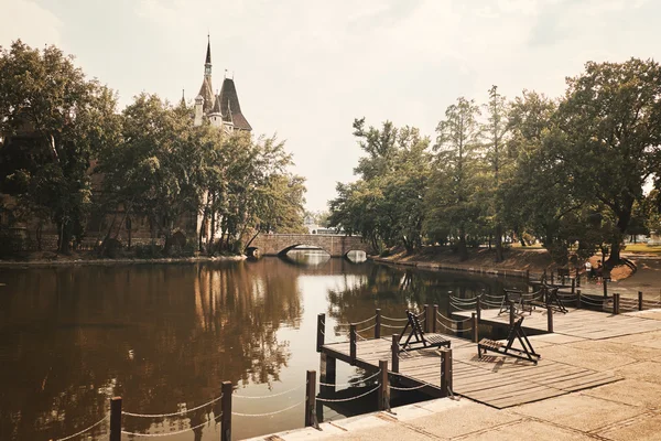 Chairs on a pier with castle — Stock Photo, Image