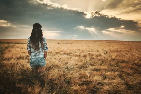 Jeune femme brune sur le terrain — Photo