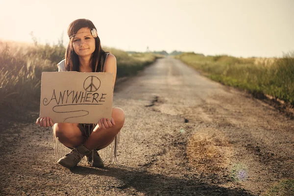 Traveler hippie girl travels hitchhiking — Stock Photo, Image