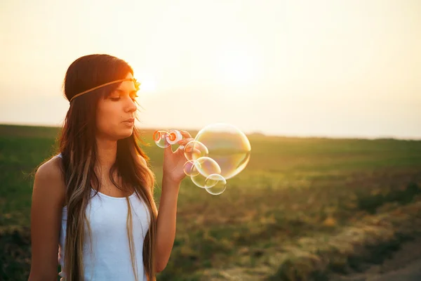 Jeune femme soufflant des bulles — Photo