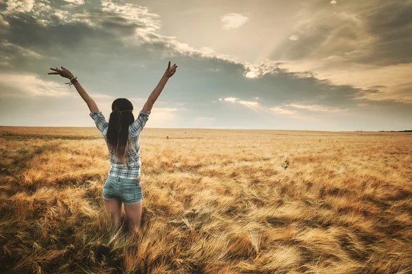 Junge, brünette Frau auf dem Feld — Stockfoto