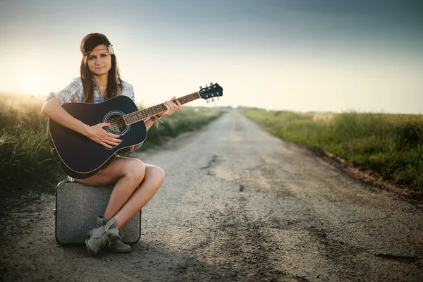 Traveler hippie flicka med gitarr — Stockfoto