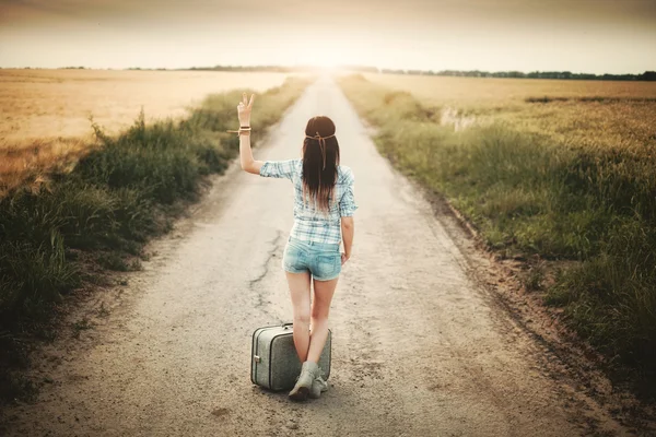 Traveler hippie girl with suitcase — Stock Photo, Image