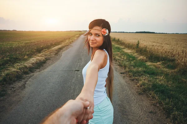 Ung kvinna ledande man — Stockfoto