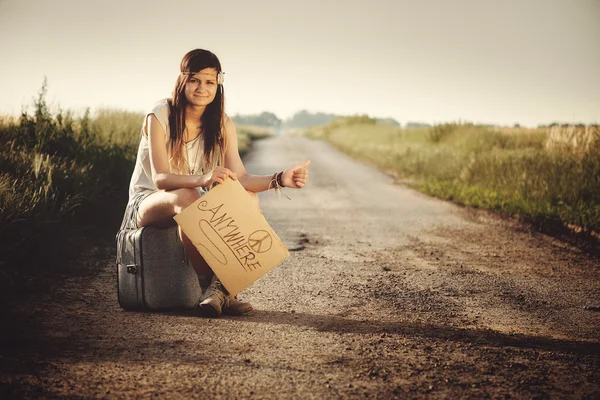 Reisende Hippie-Mädchen reist per Anhalter — Stockfoto