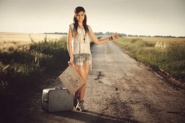 Viaggiatore hippie girl Viaggi Autostop — Foto Stock