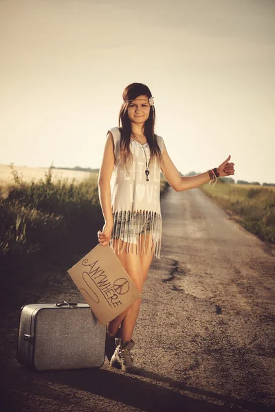 Viajante hippie menina viagens carona — Fotografia de Stock