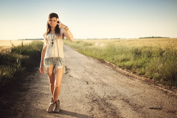 Aantrekkelijk, jonge, hippie girl — Stockfoto