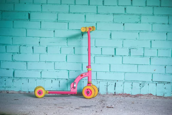 Rosa Scooter Pie Cerca Fondo Pared Ladrillo Azul — Foto de Stock