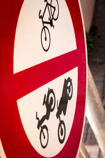 Κόκκινο Και Άσπρο Στρογγυλό Ποδήλατο Και Μοτοσικλέτα Προειδοποιητική Πινακίδα Πάνω — Φωτογραφία Αρχείου