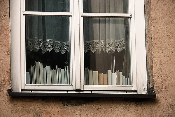 Janela Moldura Branca Prédio Cidade Velha Com Cortinas Renda Livros — Fotografia de Stock