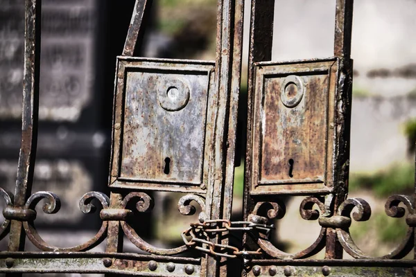 Παλιές Σκουριασμένες Μεταλλικές Μπάρες Φράχτη Δύο Κλειδαρότρυπες Δεμένες Από Σκουριασμένη — Φωτογραφία Αρχείου