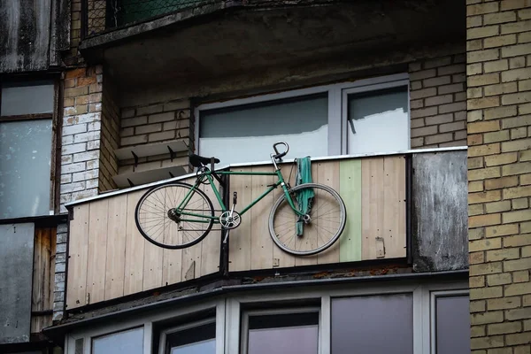 Велосипед Висит Балконе Высотном Здании Желтого Кирпича — стоковое фото