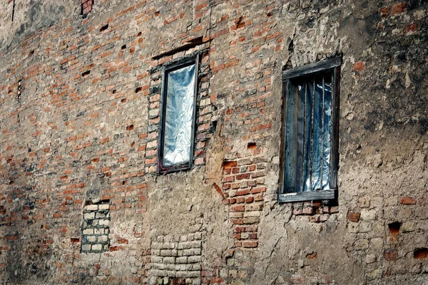 Two windows in red brick wall building in weird diagonal placement — Stock Photo, Image