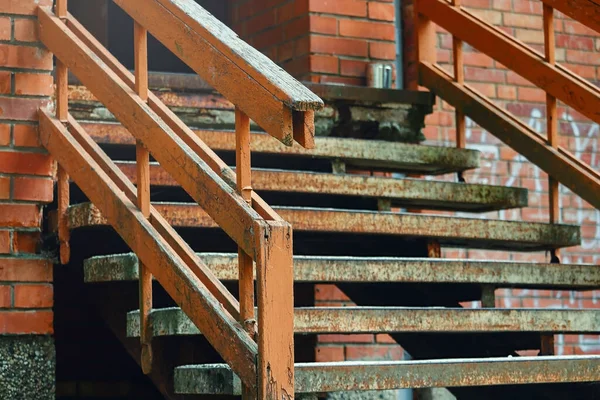 Schody Budynku Czerwonej Cegły Drewnianymi Balustradami Schodzącymi Przekątnej — Zdjęcie stockowe