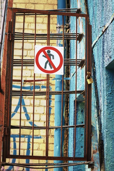 Δεν Υπάρχει Πινακίδα Πόδια Στο Σκουριασμένο Φράχτη Foor Κοντά Μπλε — Φωτογραφία Αρχείου