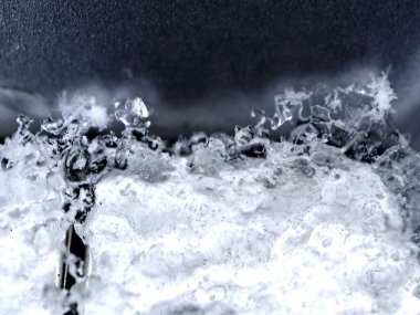 Yumuşak toz dokusunu ince mavi ışıklandırmayla gösteren el değmemiş kar yüzeyinin nazikçe yakın çekimi. Kış arkaplanları için mükemmel, minimal tasarım, mevsimsel içerik, saflık kavramları ve sakin atmosfer temaları.