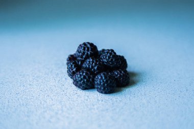 Böğürtlen piramidin içinde hafif bir zemin üzerine istiflenmiş.