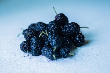 Dut ağacının hafif bir yüzeyindeki dut ya da meyveler