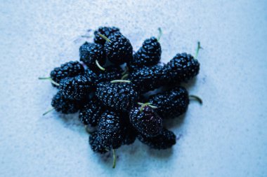 Dut ağacının hafif bir yüzeyindeki dut ya da meyveler