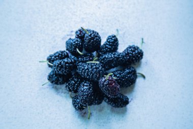 Dut ağacının hafif bir yüzeyindeki dut ya da meyveler