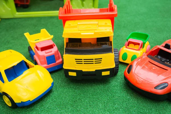 Fünf Verschiedene Kinderautos Stehen Halbkreis Auf Dem Grünen Boden Kinderspielzeug — Stockfoto