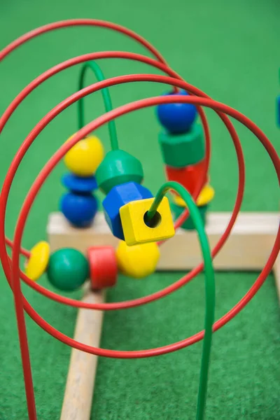Labirinto Lógica Brinquedo Com Figuras Diferentes Fundo Verde — Fotografia de Stock