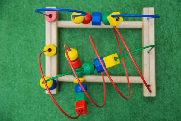 Toy Logic Maze Различными Фигурами Зеленом Фоне — стоковое фото
