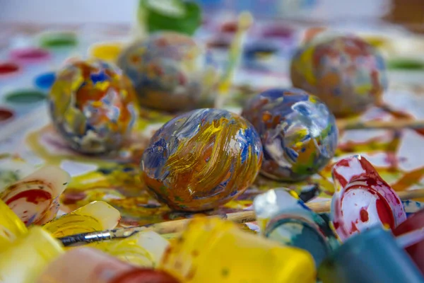 Wielkanocne Kolorowe Jaja Leżą Osobno Wśród Pędzli Farby Farby Jaskrawo — Zdjęcie stockowe