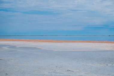 Koyashskoye Gölü kıyıları turuncu-pembedir.