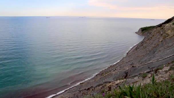 Vista desde la montaña, las olas del mar están salpicando por debajo — Vídeos de Stock