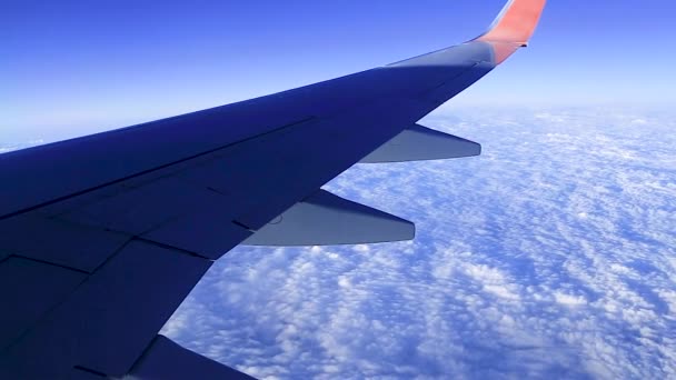 Vidéo de la fenêtre d'un avion qui vole au-dessus des nuages d'air. — Video