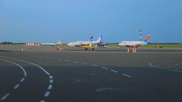 Het vliegtuig gaat en staat naast een ander vliegtuig op een klein vliegveld. — Stockvideo