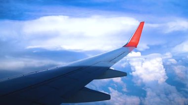 Bulutların arasında uçan bir uçağın camındaki video.. 