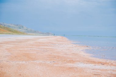 Koyashskoye Gölü kıyıları turuncu-pembedir.